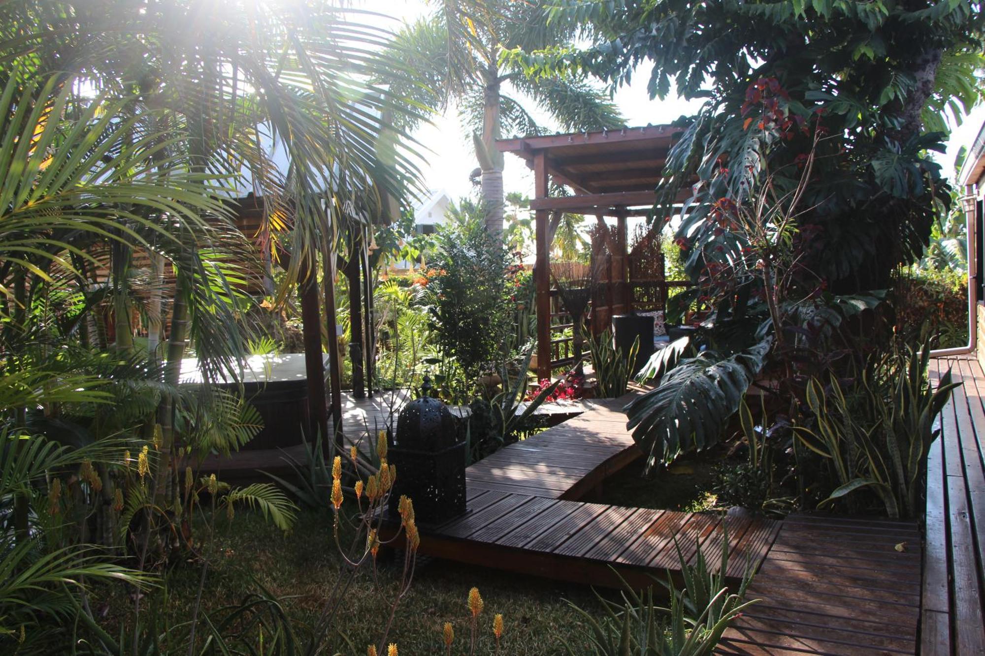 Lodge Le Palissandre à LA LIANE DE JADE 974- jacuzzi privatif - piscine Le Bois de Nefles  Extérieur photo